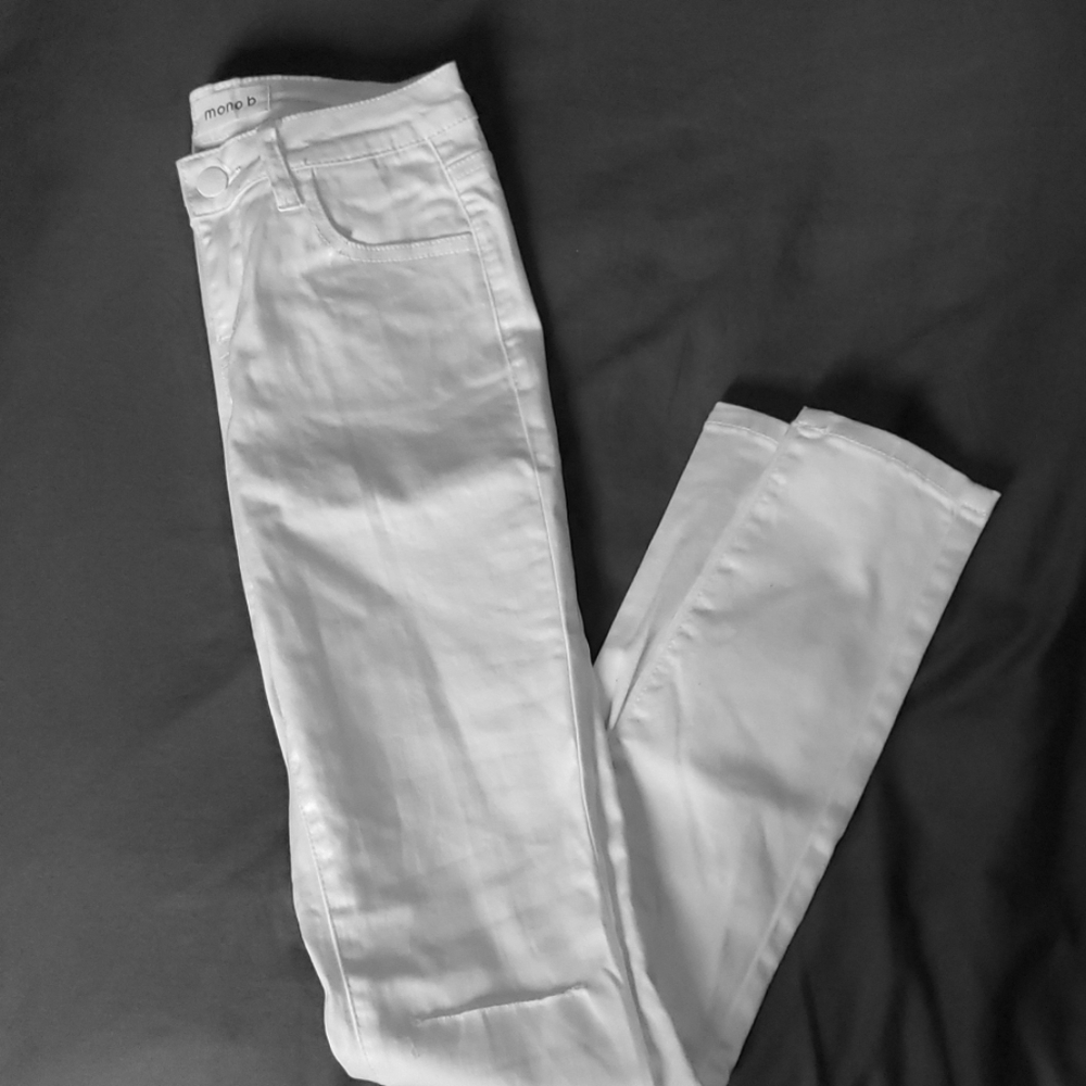 Size 0 Mono B white knee ripped jeans